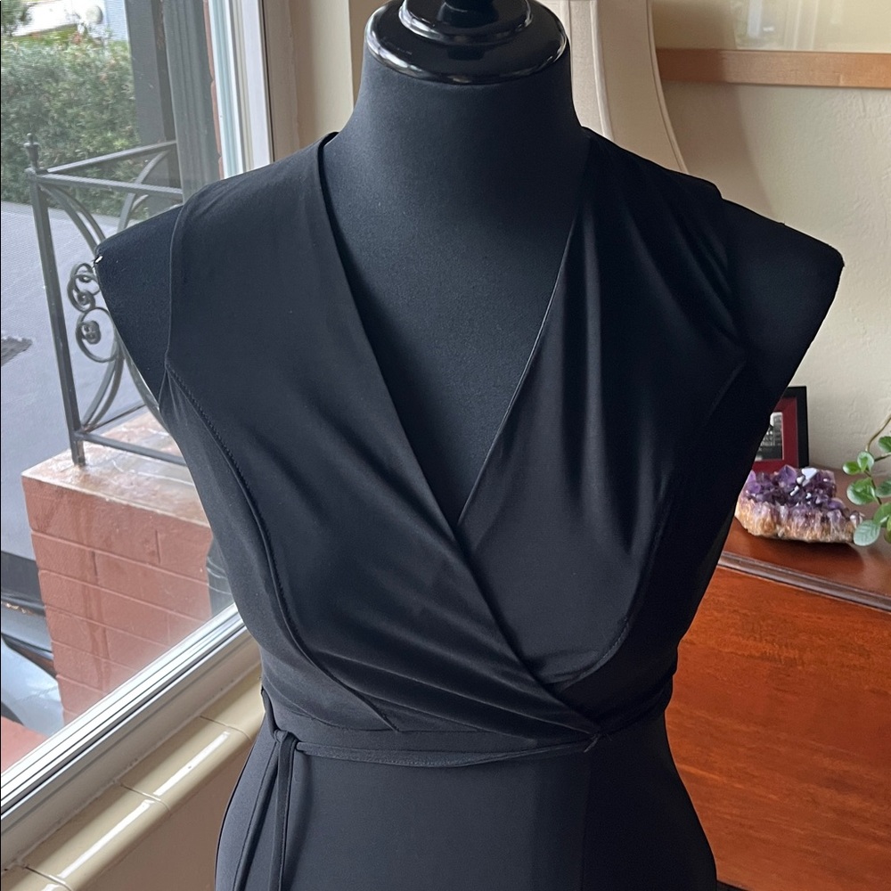 DKNY Black fitted and Flare, polyester v-neck, 2